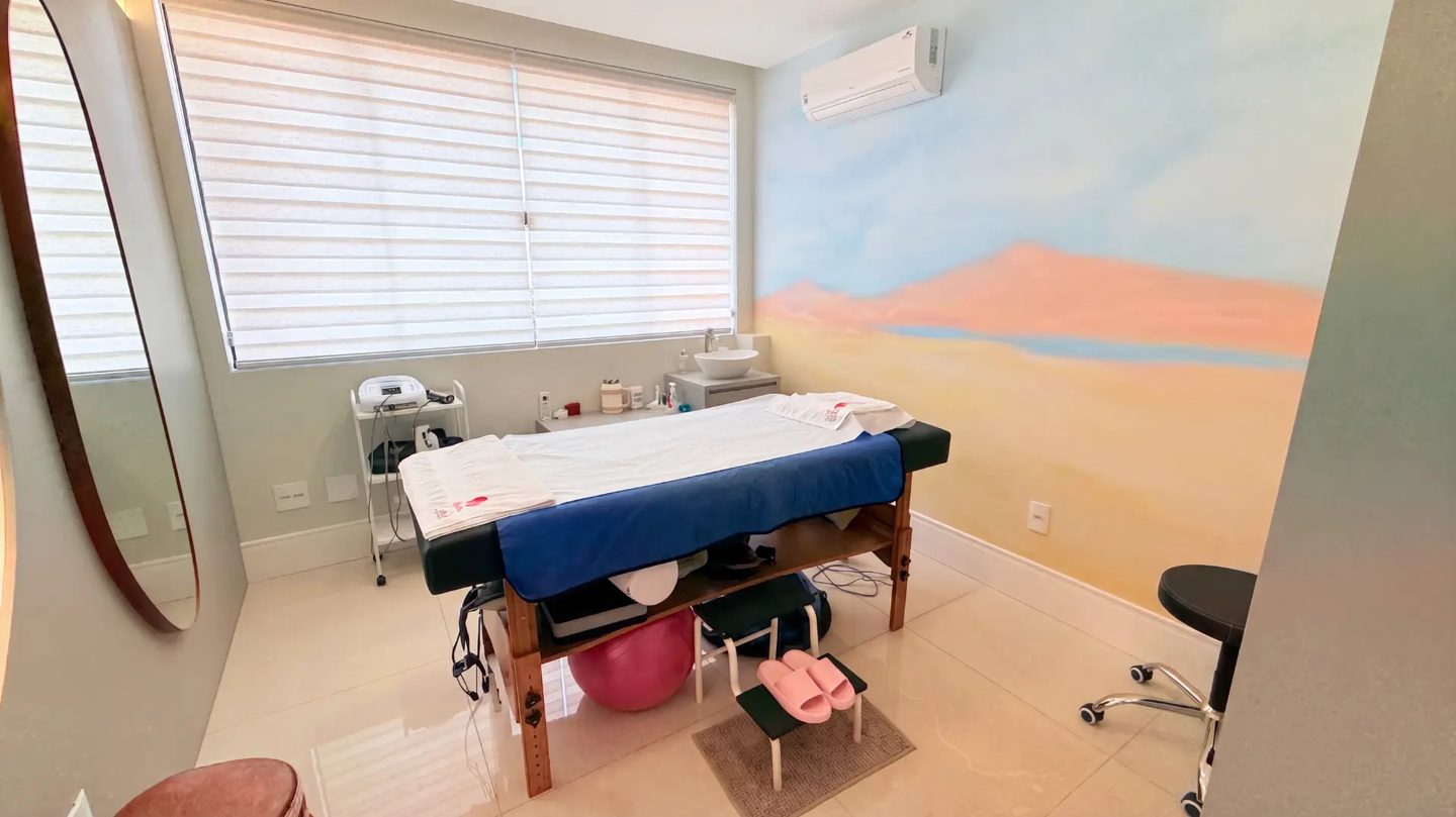 Sala de atendimento com maca