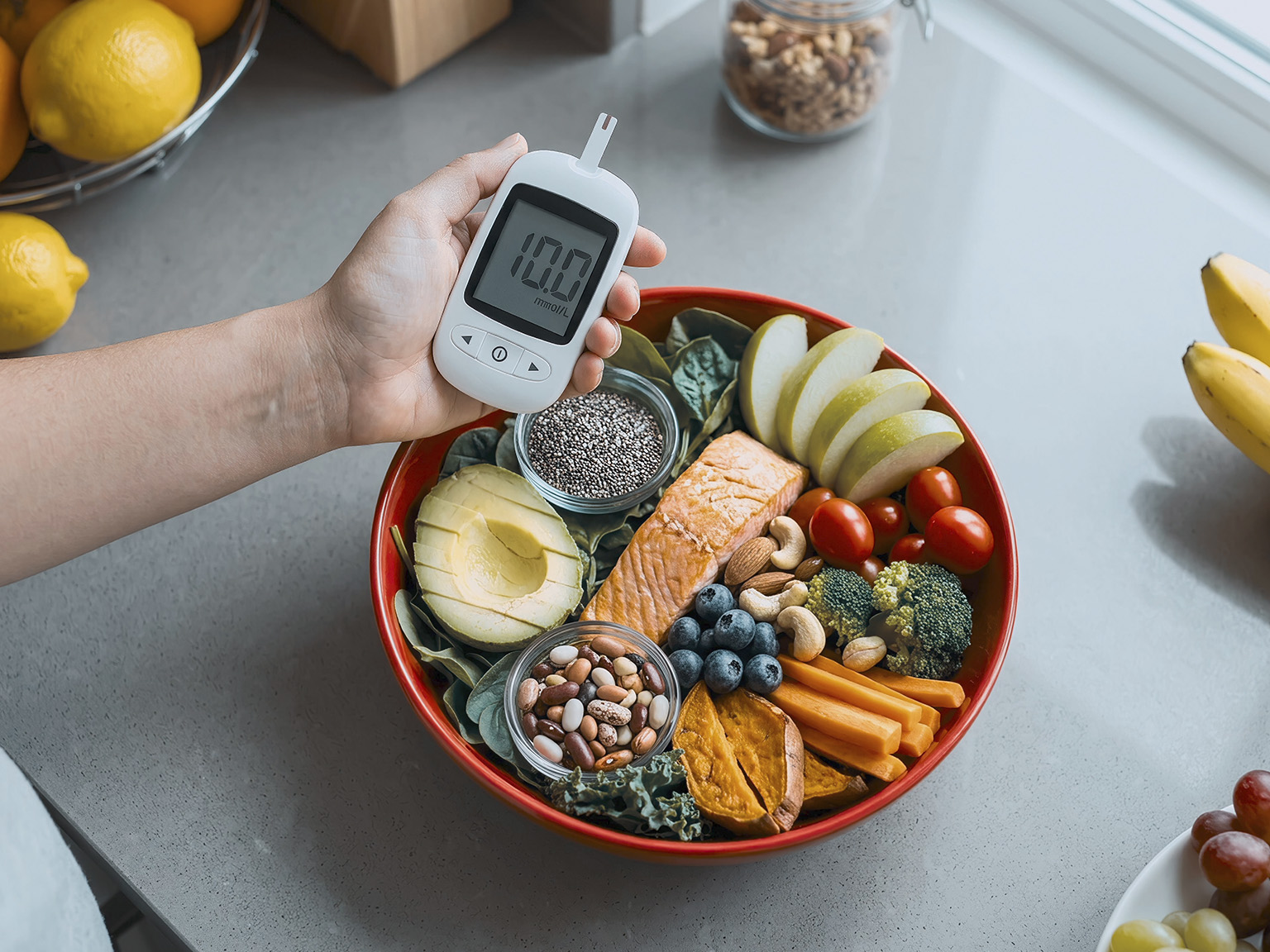 Mão segurando um glicosímetro sobre uma tigela colorida de alimentos variados.
