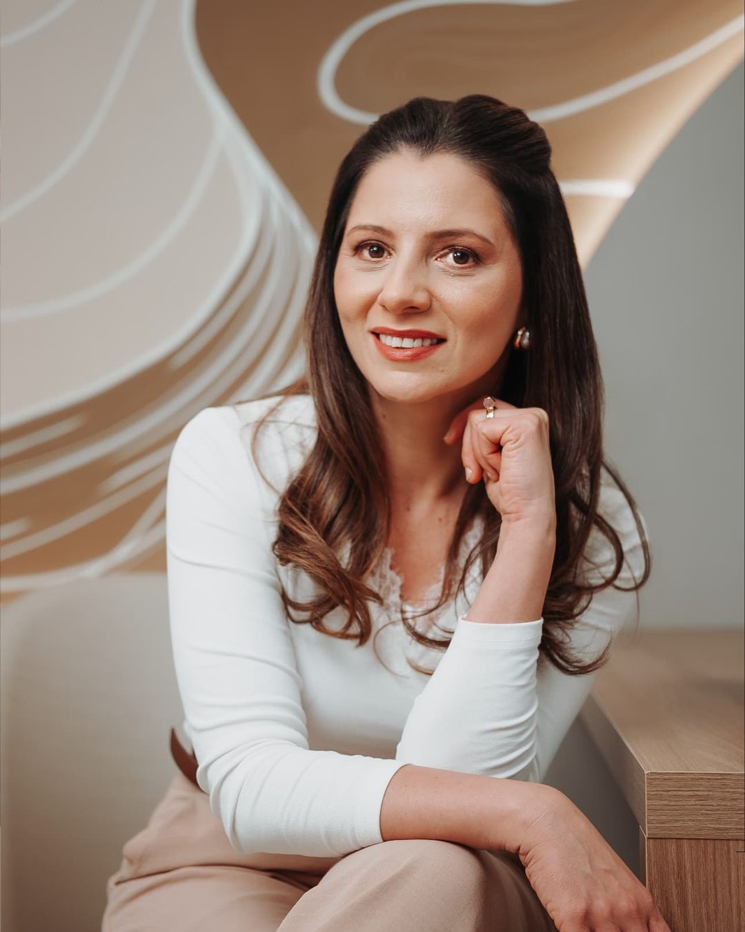Fabiana Zanuzzo, Educadora em Diabetes, sentada no consultório.