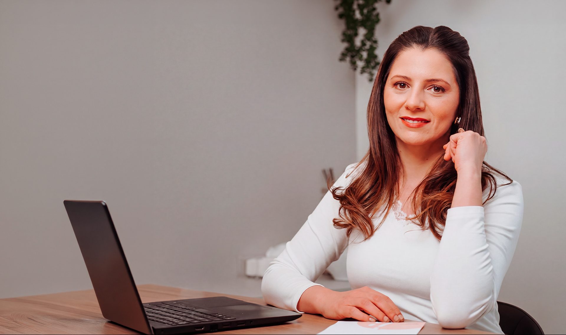 Fabiana Zanuzzo, nutricionista, em seu consultório